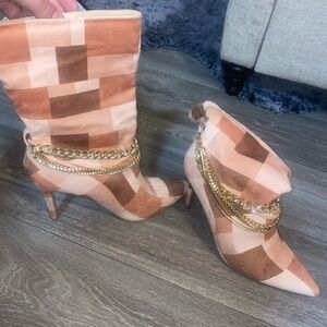 Size 8.5 Women’s fashion boot